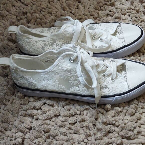 New‎ Twisted Women's Size 10 Ivory Lace Daisy Mesh Sneaker - Picture 3 of 13
